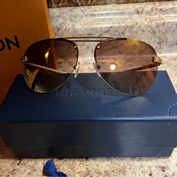 LOUIS VUITTON Clockwise Sunglasses Gold Monogram NWT - Picture 6 of 15